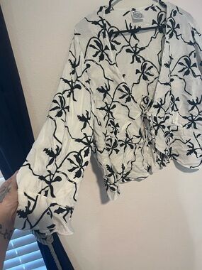 Women's White and Black Floral Tie-Front Top